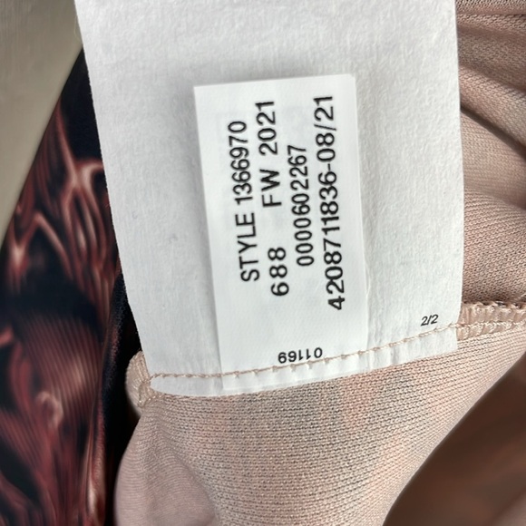 Under Armour Women Velocity Obscura Short Sleeve T Shirt SZ M Loose Fit V-Neck - Picture 13 of 13